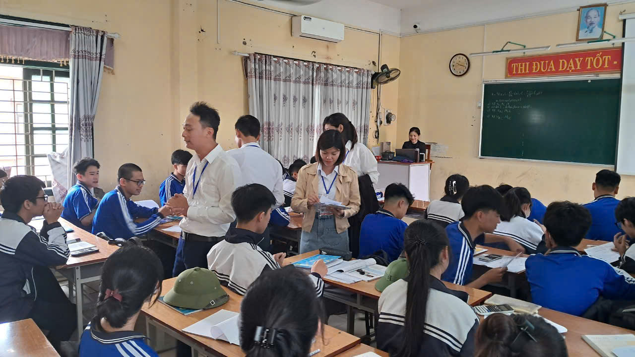 TƯ VẤN HƯỚNG NGHIỆP CÙNG HỌC SINH LỚP 12 TRƯỜNG THPT TỨ KỲ I